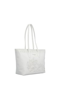 Sac fourre-tout en cuir blanc avec motifs de feuilles découpés au laser, doubles poignées d'épaule et petit logo de la marque proche du centre supérieur.