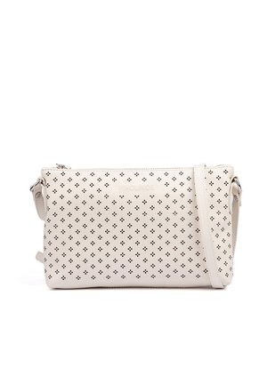 Bolso bandolera de cuero blanco con perforaciones en forma de diamante y una correa delgada ajustable, cierre de cremallera y nombre de la marca sutilmente en relieve.