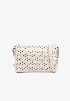 Sac bandoulière en cuir blanc avec des perforations en forme de losange, une fine sangle réglable, une fermeture éclair et un nom de marque subtilement embossé.