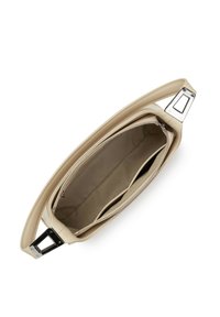 Sac à main en cuir beige avec une texture lisse, ouverture zippée et poches intérieures. Comprend des accessoires en argent et une forme ovale structurée.