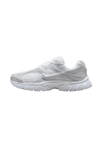 Balts sporta čības ar sieta paneļiem, mīkstinātu zolīti un Nike logotipu sānos, attēlotas no labās puses uz balta fona.