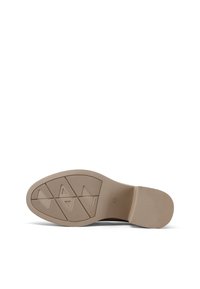 Schoenzool met een getextureerd, tan rubber materiaal, voorzien van een geometrisch profiel en gladde delen, ontworpen voor grip en duurzaamheid.