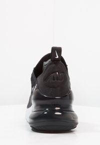 Sneaker nere con una parte superiore in mesh, tacco imbottito e una suola liscia nera e bianca. Include un anello per il tallone e una marca in rilievo.
