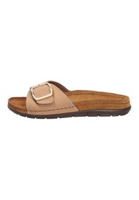 Beige slide sandal med en bred rem som har en rektangulär guldbuckle, en dämpad fotbädd och en flexibel brun sula.