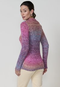 Strickpullover mit einem gravierenden Design in Rosa-, Lila- und Blautönen; lange Ärmel, enganliegende Silhouette und gerippte Textur.