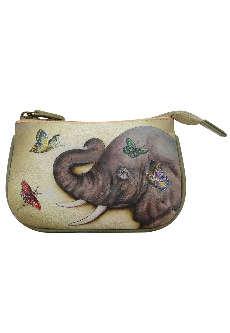 Portemonnee-vormige tas met een textuur in crèmekleur, een gedetailleerde olifantenillustratie en kleurrijke vlinderaccenten. Met ritssluiting.