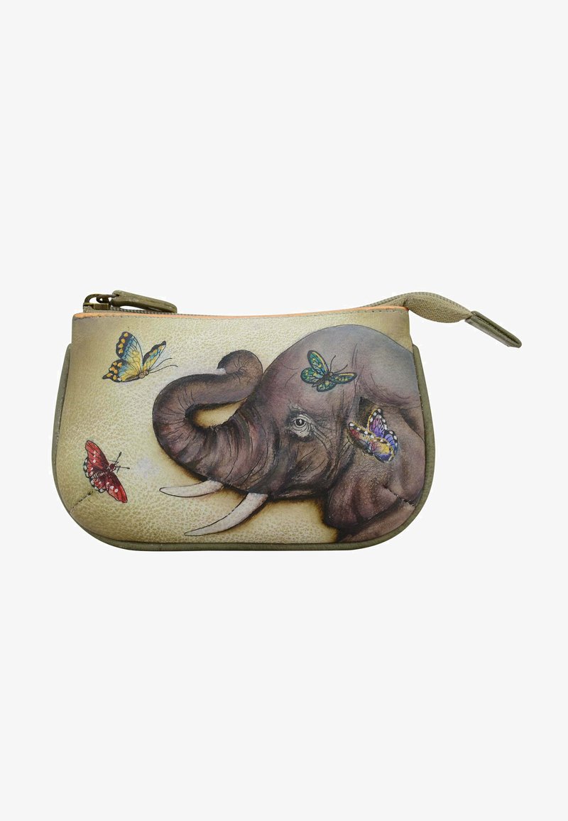 Portemonnee-vormige tas met een textuur in crèmekleur, een gedetailleerde olifantenillustratie en kleurrijke vlinderaccenten. Met ritssluiting.