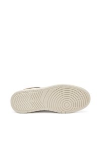 Suola di sneaker con superficie in gomma testurizzata; sono presenti modelli circolari e ondulati. Il colore è bianco sporco con accenti marroni chiari.