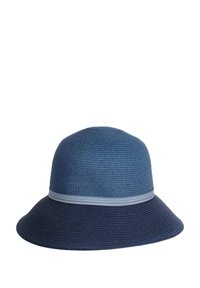 Zils austs cepure ar izliekta malu un horizontālu svītrotu joslu. Materiāls šķiet teksturēts, ar dažādām zila nokrāsām visā virsmā.