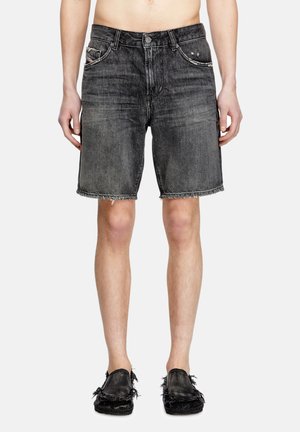 Shorts negri din denim cu un finisaj uzat, design cu cinci buzunare, tiv destrămat și detalii din metal. Purtați cu încălțăminte casual neagră.