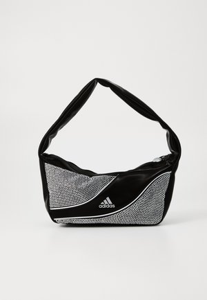 Sac à main adidas noir et argent avec une texture lisse, présentant un motif de clous brillants et un design courbé distinctif.