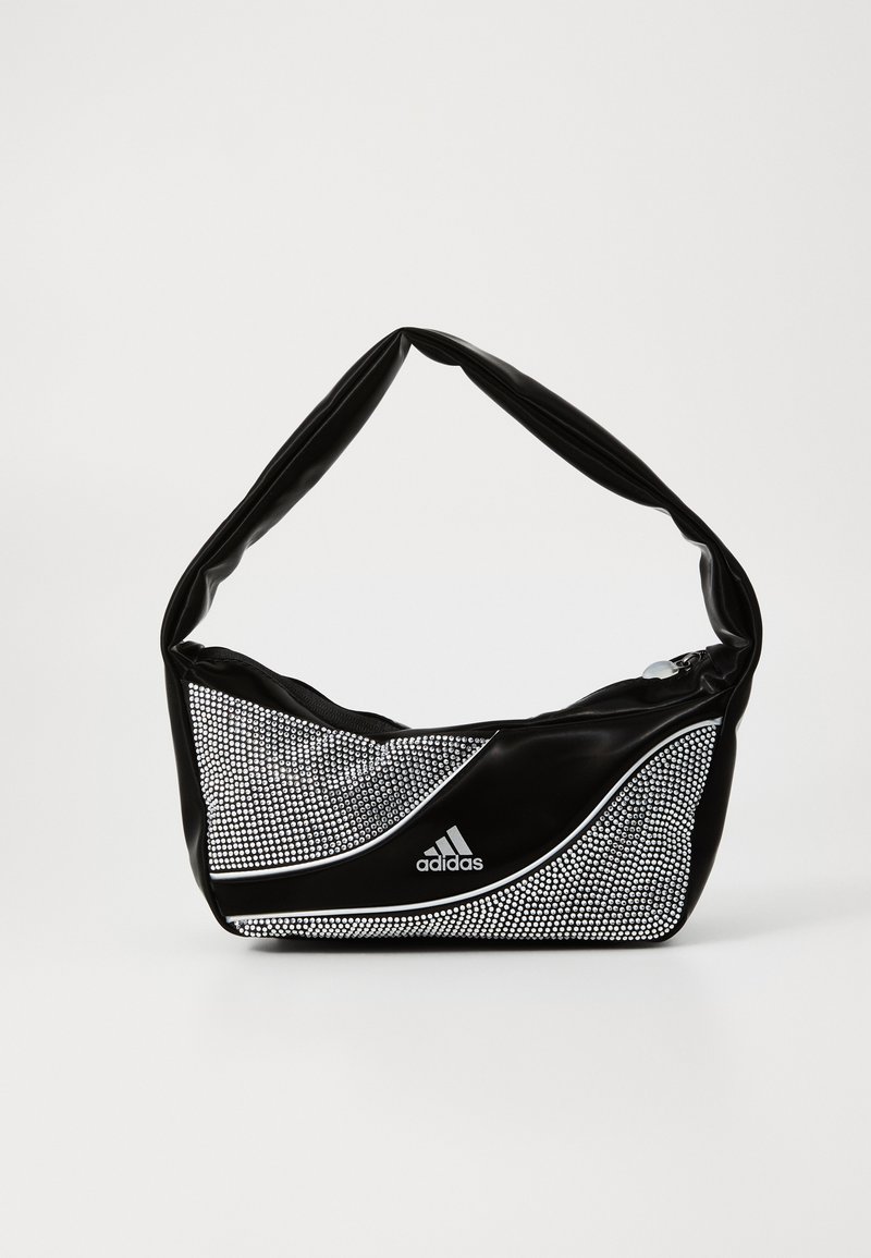 Crna i srebrna adidas torba s glatkom teksturom, koja sadrži sjajni uzorak s umetnutim dugmadi i prepoznatljivim zakrivljenim dizajnom.
