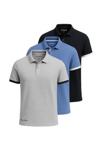 Tři polo trička v šedé, světle modré a černé barvě. Každé má klasický límec, krátké rukávy a kontrastní lemování na manžetách.