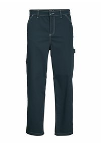 Męskie ciemnoniebieskie spodnie robocze z przednimi i bocznymi kieszeniami, szlufkami na pasek oraz widocznym białym przeszyciem, przedstawione płasko na białym tle.