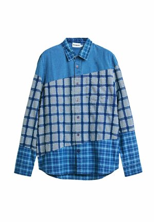 Chemise à manches longues boutonnée avec trois sections de tissu bleu à motifs : petits carreaux, grande grille et carreaux moyens, col inclus.