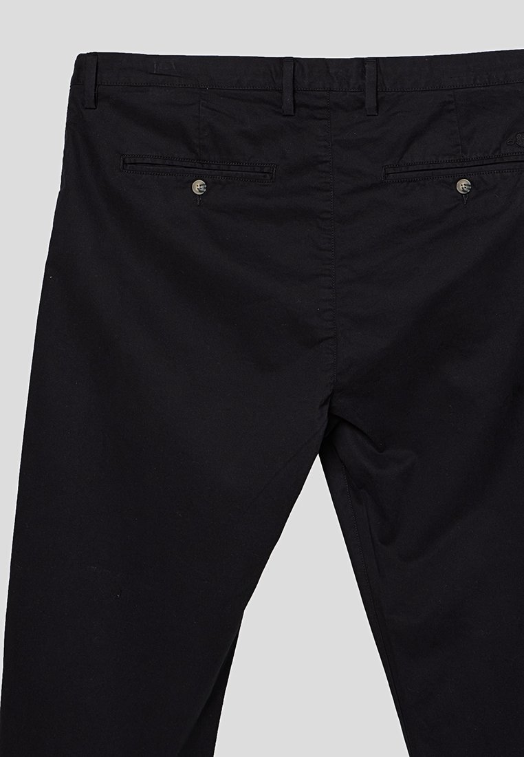 Pantaloni neri con un design a gamba dritta, caratterizzati da una texture liscia, doppie tasche posteriori con chiusura a bottone e passanti per cintura.