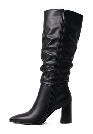 Bota de cuero negra hasta media pantorrilla con cremallera lateral, puntera puntiaguda, caña caída y tacón alto y grueso.