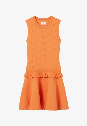 Vestido de punto naranja sin mangas con patrón floral de ojales en la parte superior, ribete fruncido en la cintura y falda acampanada con dobladillo ondulado.