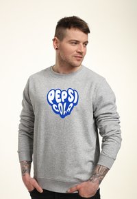 Felpa grigia in cotone con logo grafico blu "PEPSI COLA" sul davanti, maniche a costine e scollo a girocollo.