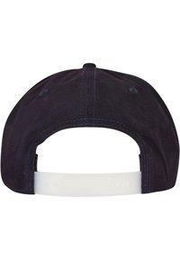 Căciulă din material navy, cu o margine curbată, curea albă din plastic ajustabilă și detalii cusute pe panourile de sus și spate.