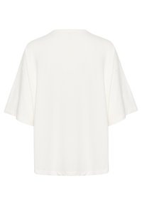 Hvid oversized t-shirt med kort ærme og rund hals. Blødt stof med en glat tekstur og uden synlige mønstre eller metaldele.