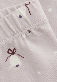 Lila bomullstyg med vita och mörkbruna klockmönster, med en samlad midja och subtil textur, samt små dekorativa stjärnor.