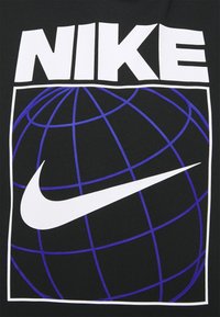 T-shirt noir avec grand texte blanc "NIKE", graphique globe violet avec logo swoosh blanc, mise en page rectangulaire, matière en coton.
