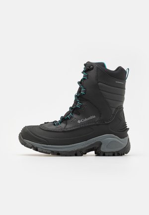 Zwarte waterdichte wandelschoenen met teal veters, hoge schacht, gestructureerde bovenkant, rubberen zolen en uitgesproken profiel voor grip.