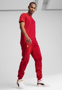 Puma SCUDERIA FERRARI CAVEN 2.0  - Sportcipő - white black rosso corsa