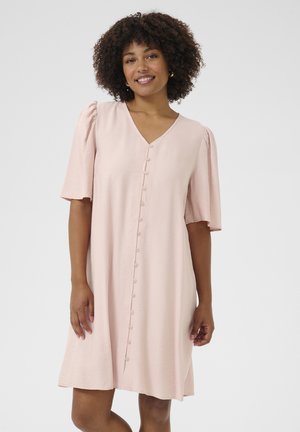 Rosa knielanges Kleid mit V-Ausschnitt, Puffärmeln und durchgehender Knopfleiste. Glattes Material mit dezentem Glanz und ohne Muster.