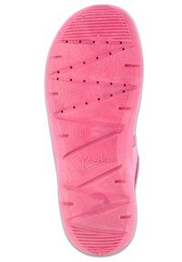 Rosa Gummisohle mit strukturiertem Griffmuster, ausgestattet mit Rillen und Ablauflöchern. Mit "26" und dem Markenlogo "Beck" gekennzeichnet.