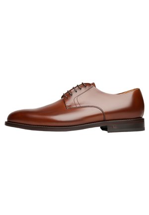 Braune Leder-Dressschuhe mit einem schlanken Design, glatter Textur, abgerundetem Zehenbereich und minimalistischer Schnürung mit fünf Ösen.