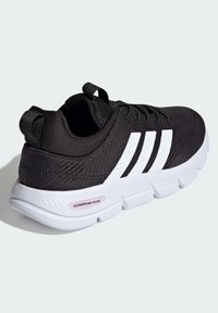 Čierna atletická obuv s tromi bielymi pruhmi, vrchný materiál s textúrou, ľahká stredná podrážka Cloudfoam Flex a polstrovaný golier pre podporu.