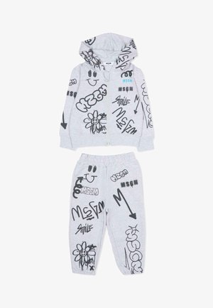 Jasnoszara dziecięca bluza z kapturem i spodnie w zestawie, ozdobione czarnym graffiti w postaci rysunków uśmiechniętych twarzy, kwiatów, strzałek oraz napisem "MSGM".