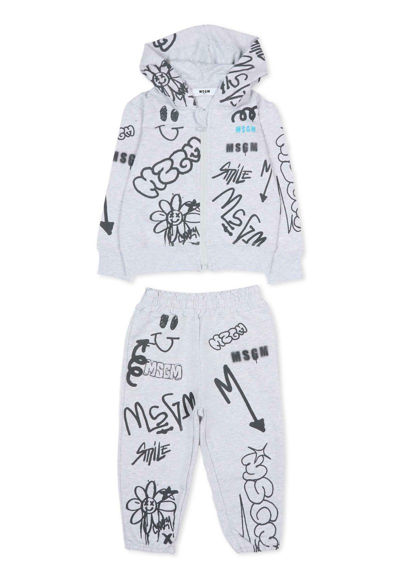Jasnoszara dziecięca bluza z kapturem i spodnie w zestawie, ozdobione czarnym graffiti w postaci rysunków uśmiechniętych twarzy, kwiatów, strzałek oraz napisem "MSGM".