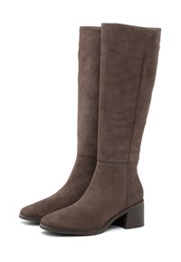 Bézs velúr térd fölé érő csizmák kerek orral és kocka sarkakkal, egymás mellett, fehér háttér előtt.