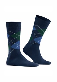 Calcetines de color navy con un patrón de argyle en tonos de azul y verde, con acentos de costura blanca y un puño acanalado en la parte superior.
