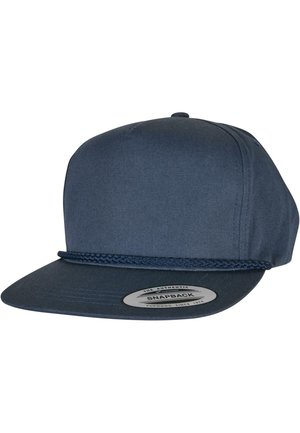 Marineblaue Snapback-Cap mit einem geflochtenen Akzent am Rand, flacher Visier und strukturiertem Stoff. Verfügt über ein rundes Logopatch an der Seite.