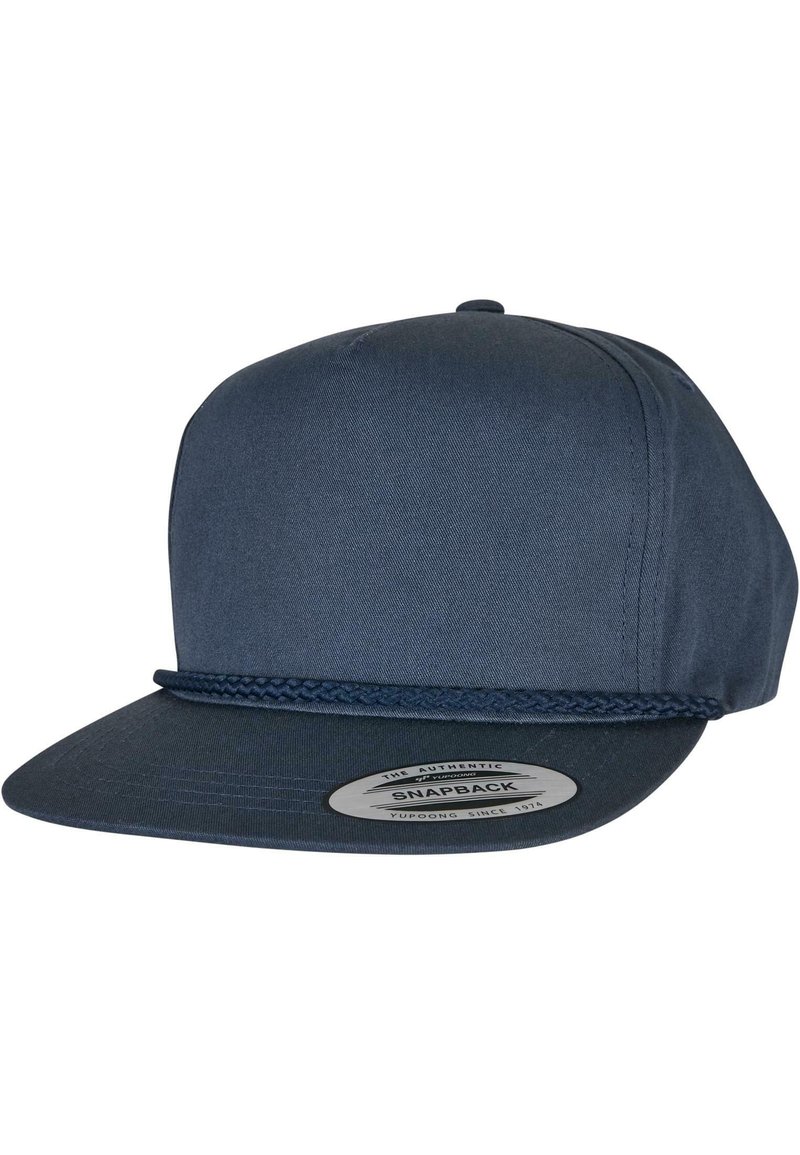 Sötétkék snapback sapka fonott díszítéssel az alján, lapos napellenzővel és texturált anyaggal. Az oldalán egy kerek logópárnázás található.
