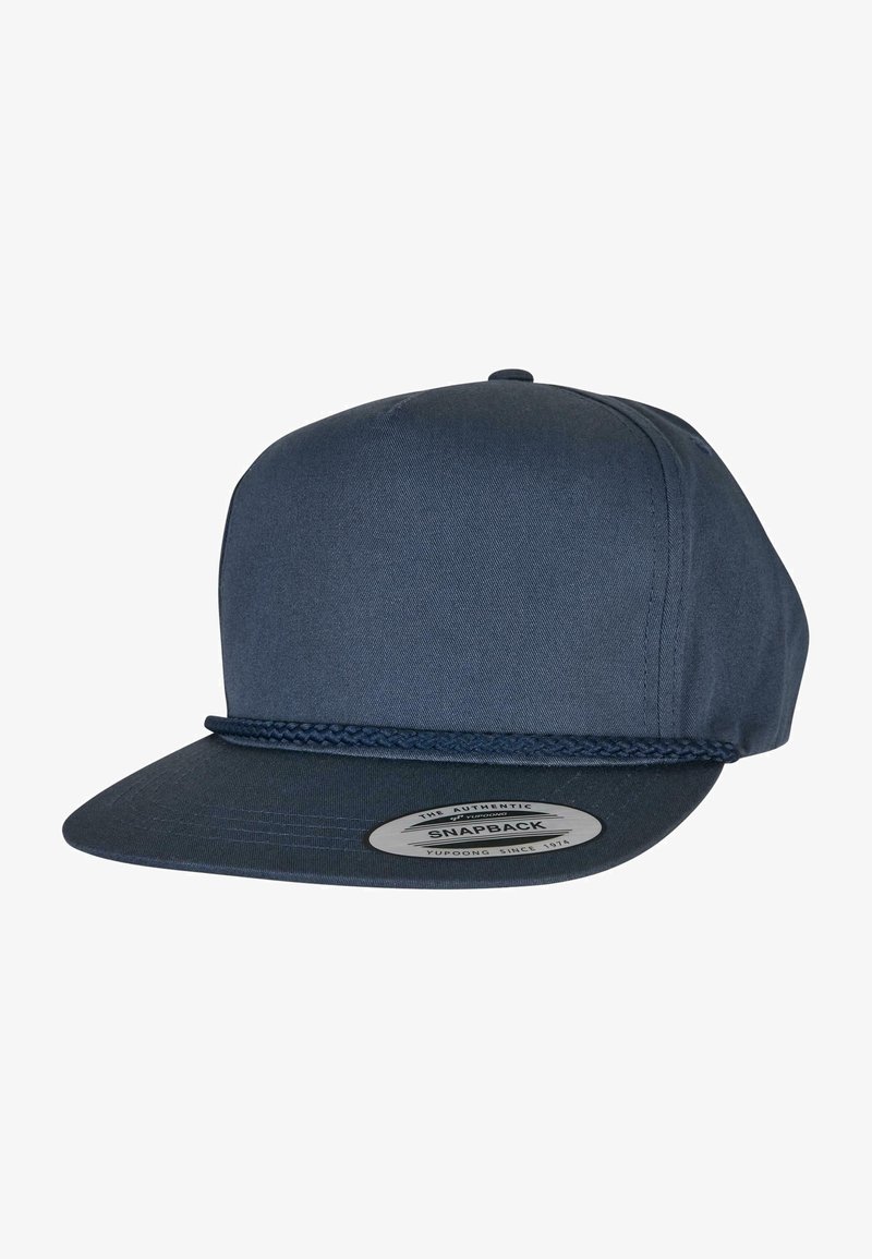 Sötétkék snapback sapka fonott díszítéssel az alján, lapos napellenzővel és texturált anyaggal. Az oldalán egy kerek logópárnázás található.