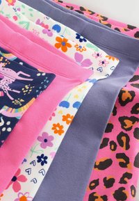 Rôzne látky v ružovej, fialovej a bielej farbe; s kvetinovými vzormi a leopardím vzorom; hladká textúra, rôzne tvary a živé farby.