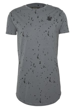 Camiseta de manga corta gris con patrón de salpicaduras de pintura negra y pequeño logo bordado en negro en el pecho izquierdo, cuello redondo.