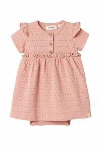 Robe en coton rose à manches courtes, avec des accents volants, un bouton sur le devant et une taille froncée. Tissu texturé avec de petits détails à motifs.