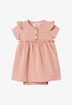 Vestito di cotone rosa con maniche corte, dettagli arricciati, chiusura frontale con bottoni e vita arricciata. Tessuto testurizzato con piccoli dettagli a motivo.