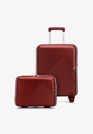 Twee metalen harde koffers in rood met diagonale ribbels, één grote met wielen en uitschuifbaar handvat, en één kleinere met een ritssluiting.