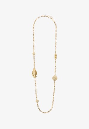 Długa złota kolia z ozdobnymi elementami, w tym złotą zawieszką w kształcie ryby oraz kilkoma teksturowanymi beżowymi koralikami.