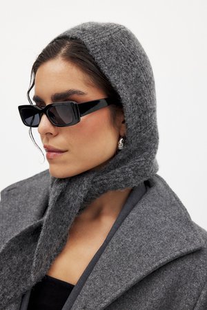 Grau melierter Wollschal und Mantel, kombiniert mit eleganten schwarzen rechteckigen Sonnenbrillen. Besitzt einen strukturierten Stoff und eine maßgeschneiderte Silhouette.