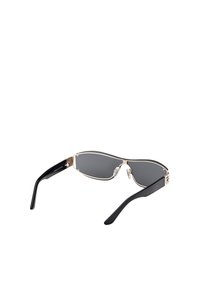 Solbriller med en slank sort stel og guld accenter, der har mørke linser og et strømlinet, vinklet design. Stængerne har en glat finish.