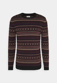 Pull en maille présentant un motif géométrique multicolore en bordeaux, marine et crème, avec un col rond et des poignets côtelés.