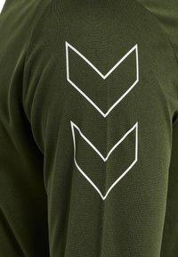 Hummel TIHALT - Sports T-shirt - forest night